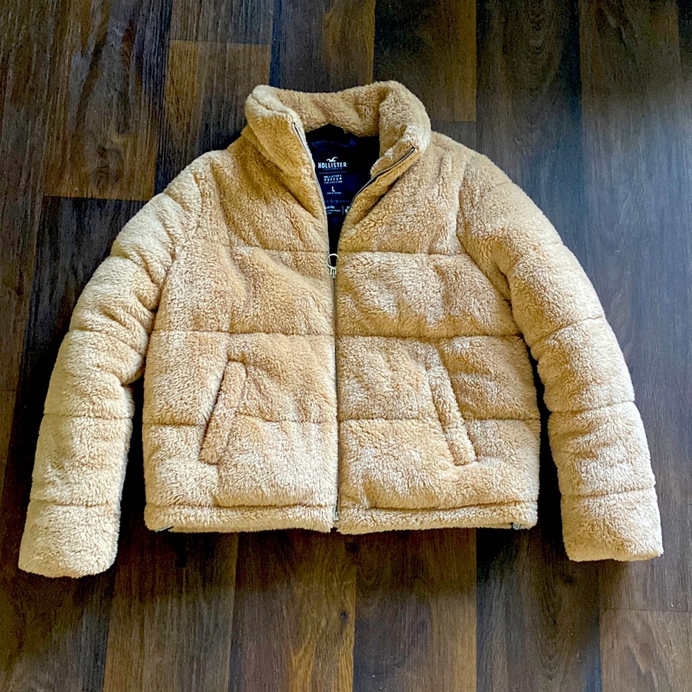 Cream color warm fluffy jacket Hollister Size L